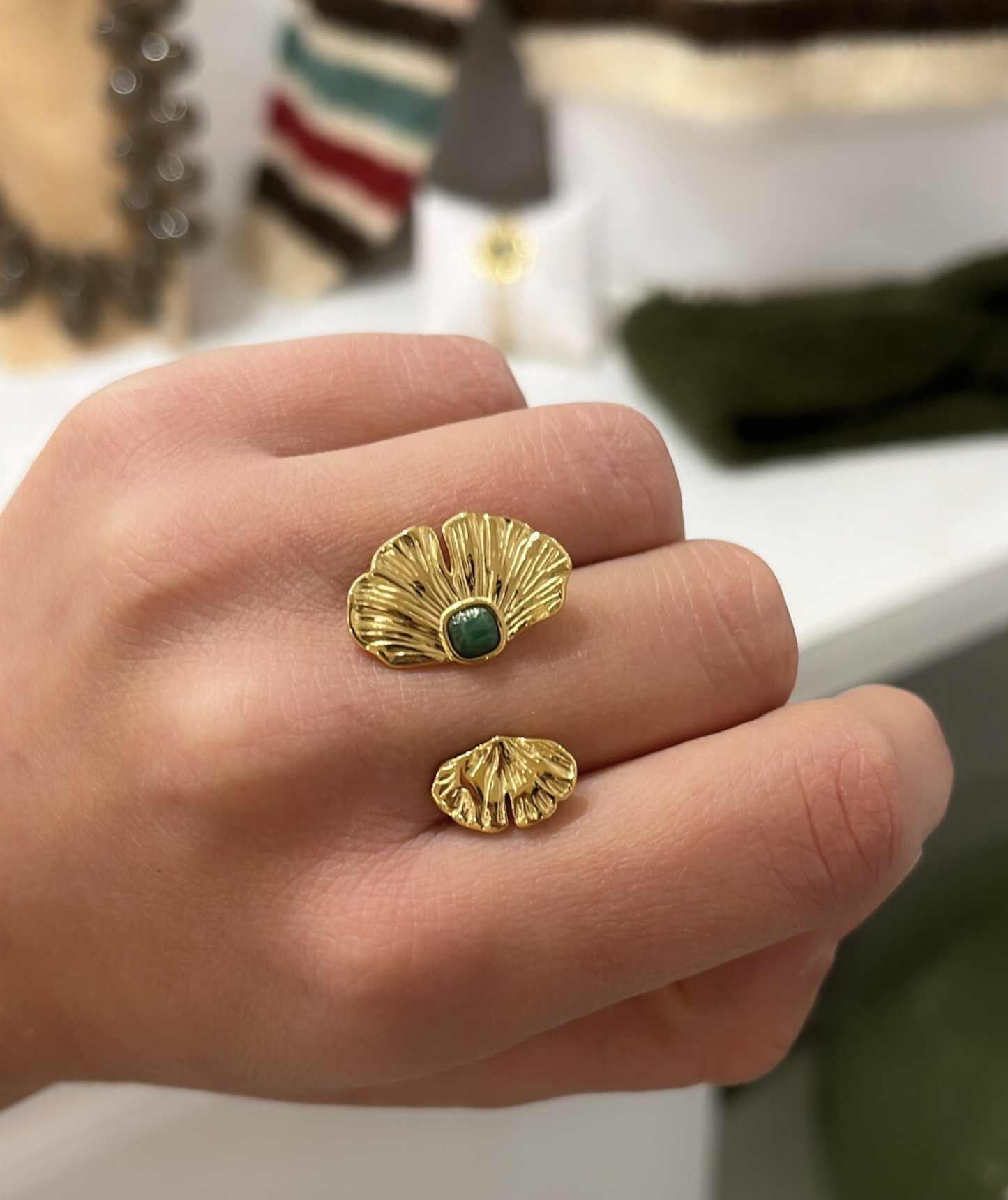 Lia - Bague feuille dorée avec pierre verte