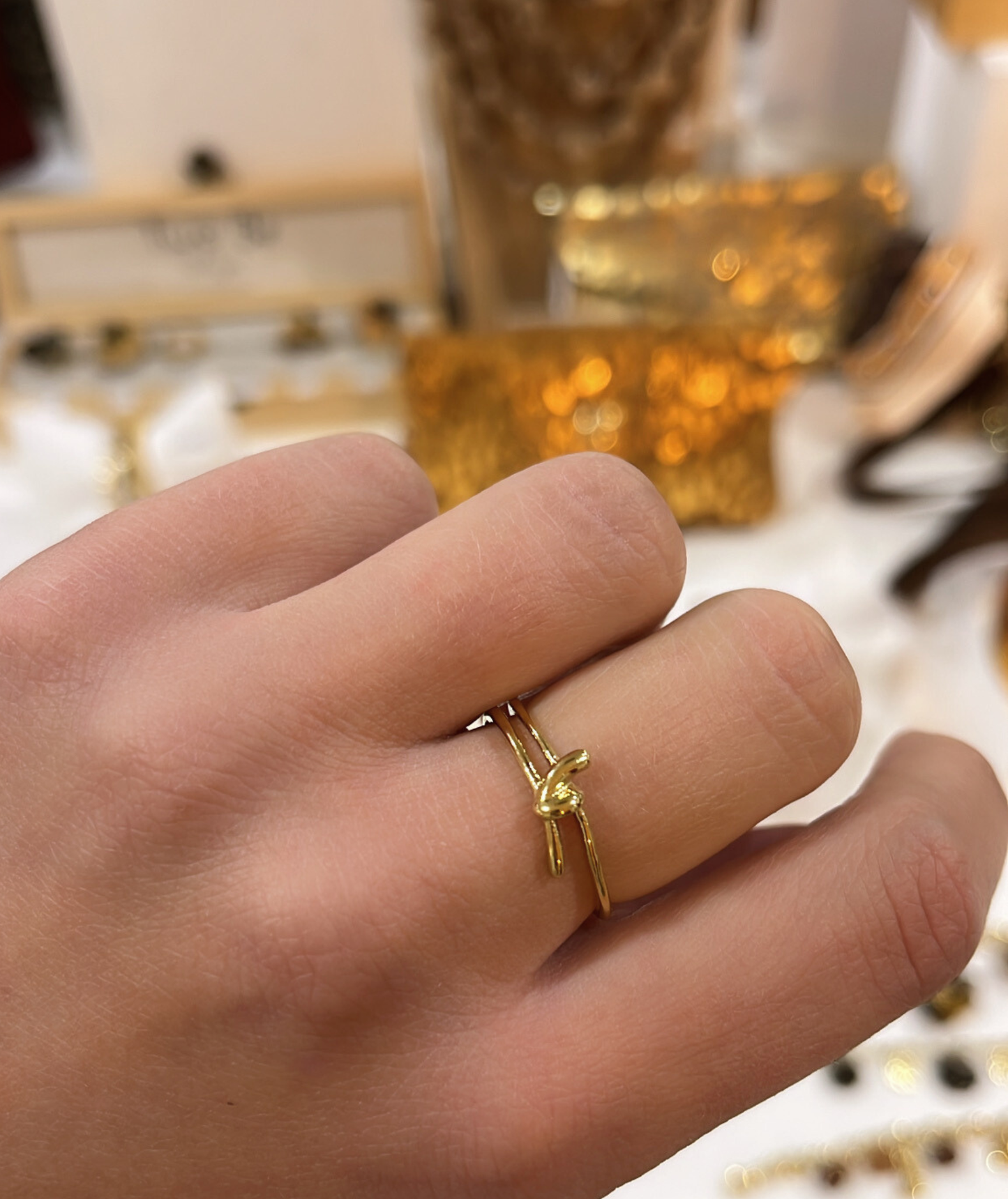 Carole - Bague fine dorée avec petit nœud cœur