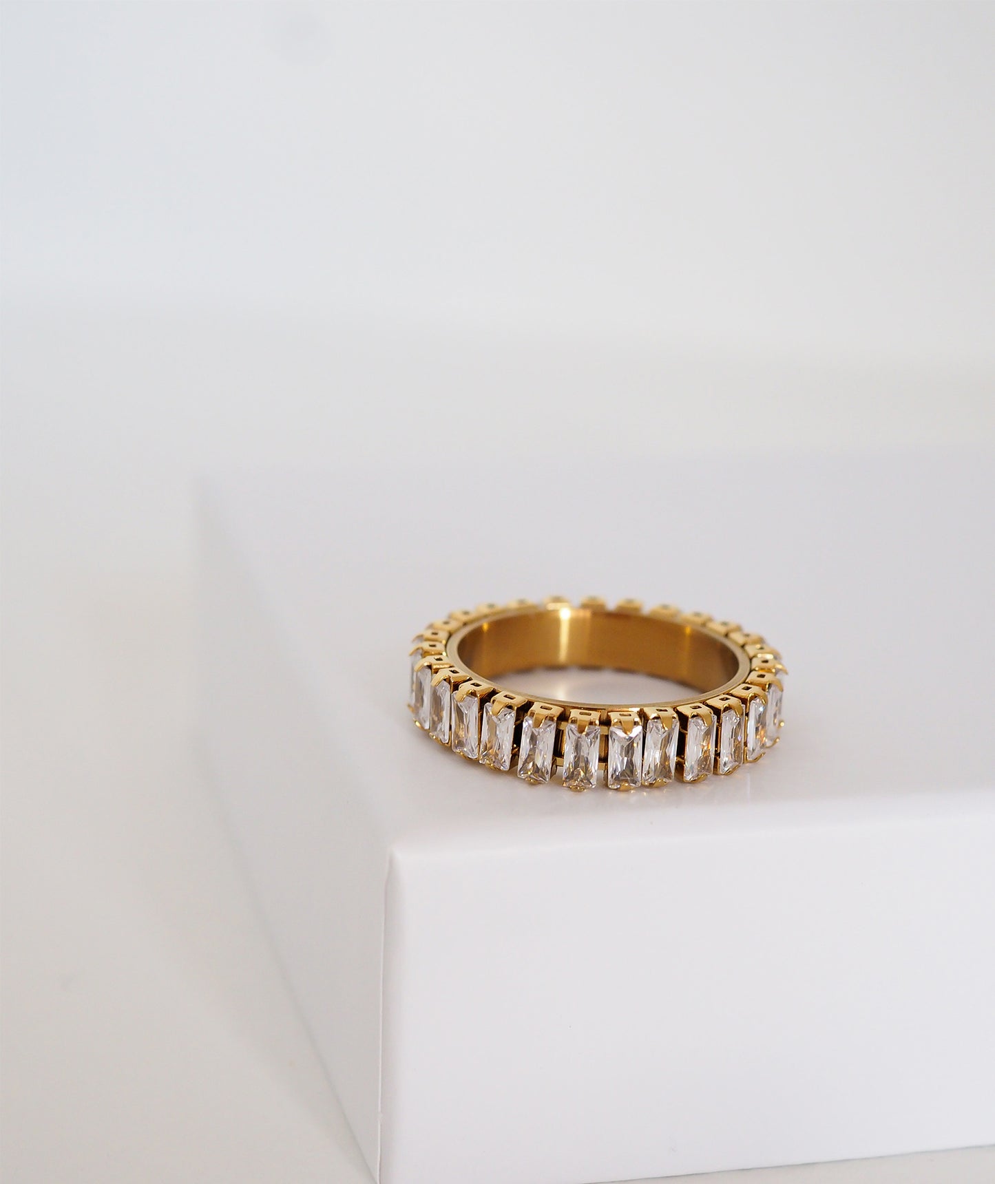bague à strass blancs en acier inoxydable