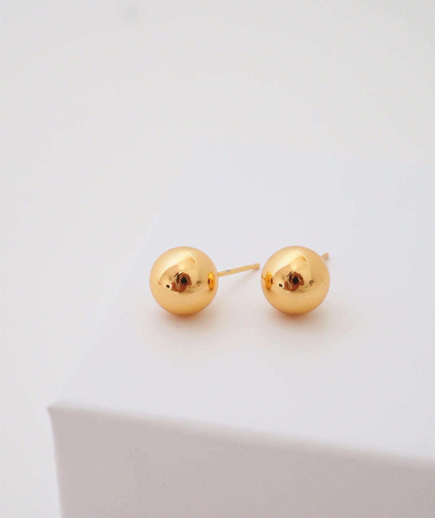 petites boucles d'oreilles boules dorée en acier inoxydable