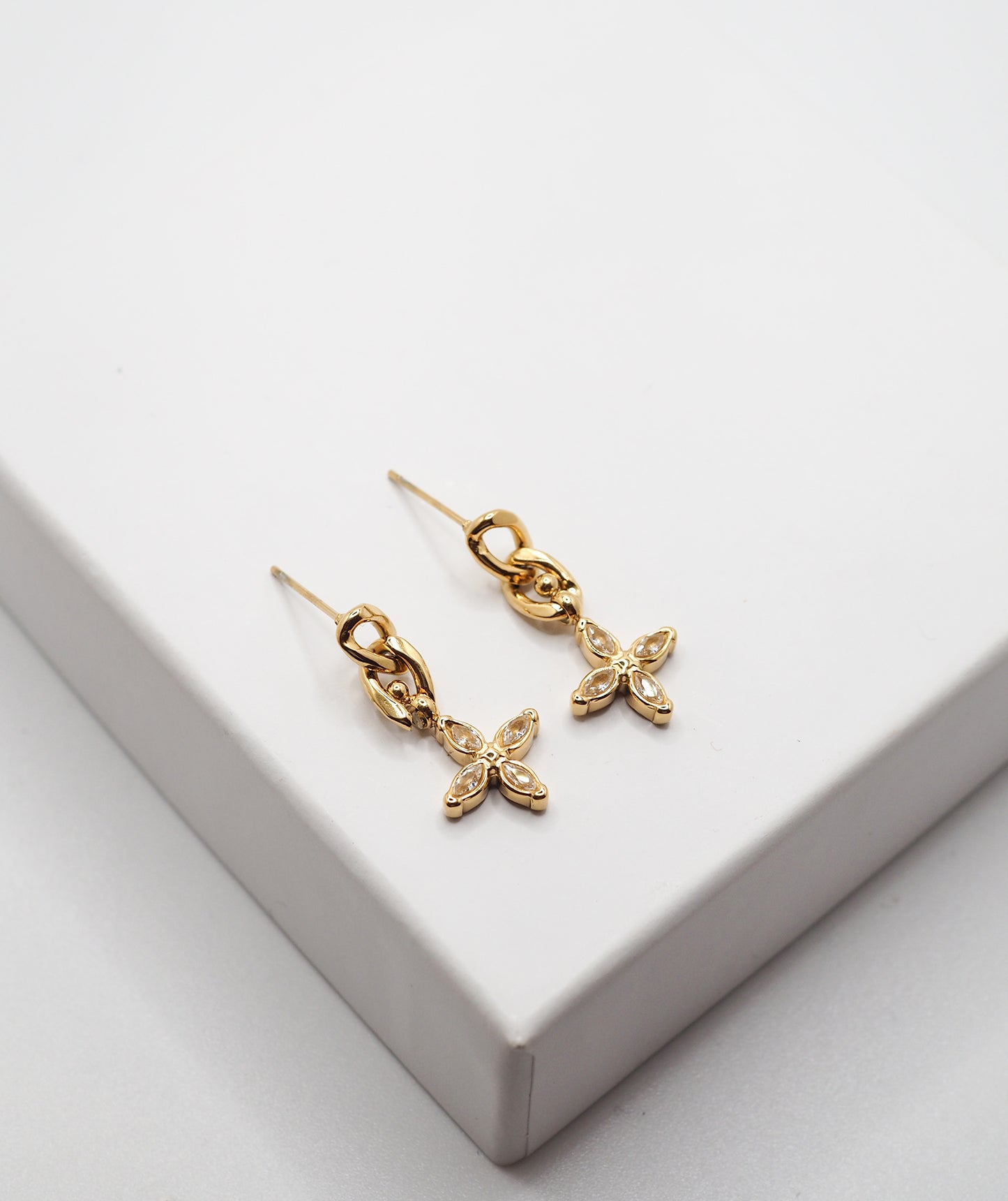 petite boucles d'oreilles chaîne avec pendentif