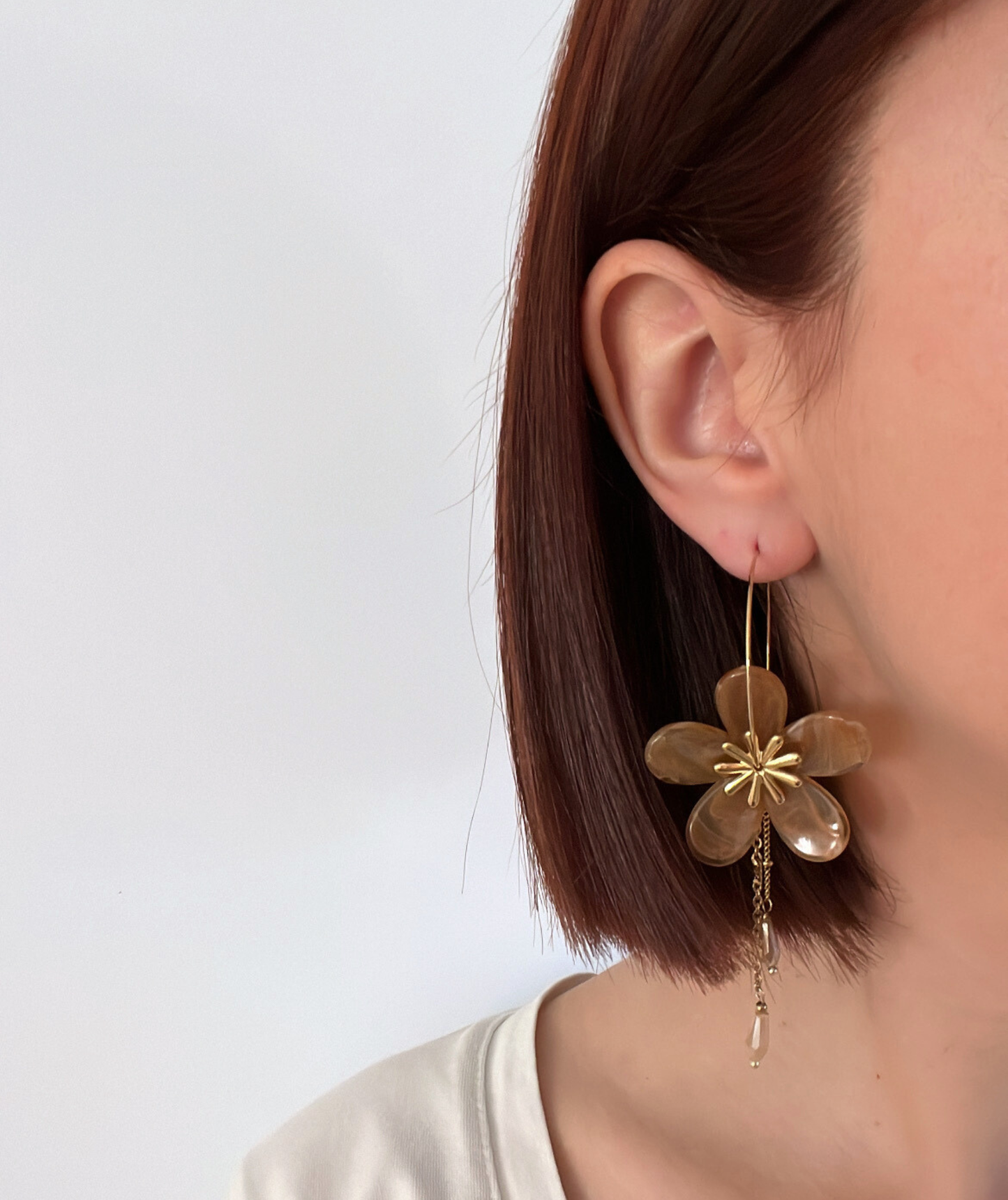 Neva - Boucles d’oreilles créoles fleurs caramel