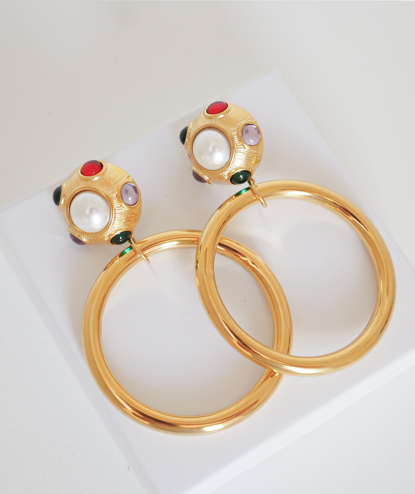 grosses boucles d'oreilles dorées épaisses en acier