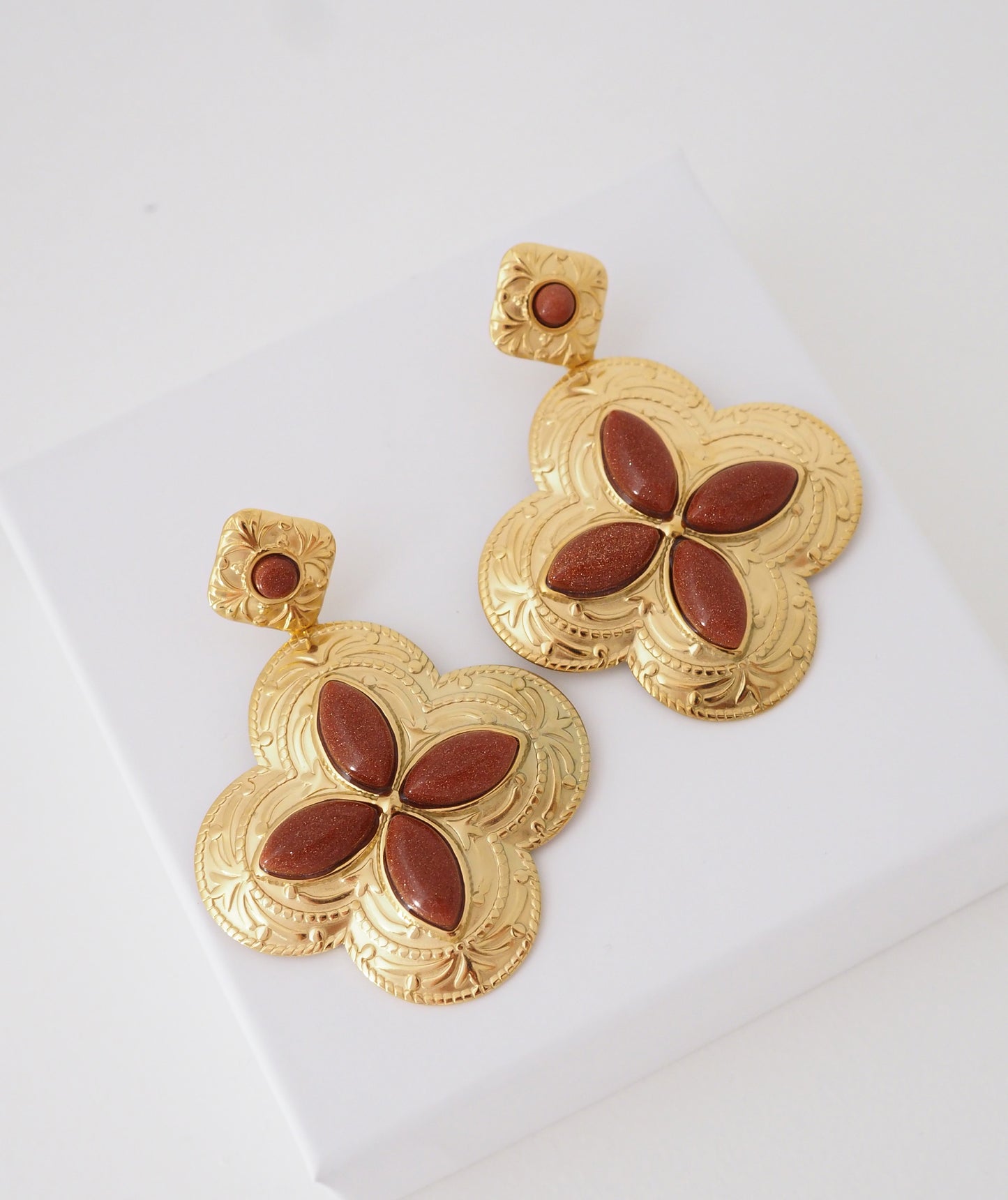 boucles d'oreilles trèfle dorées et terracotta