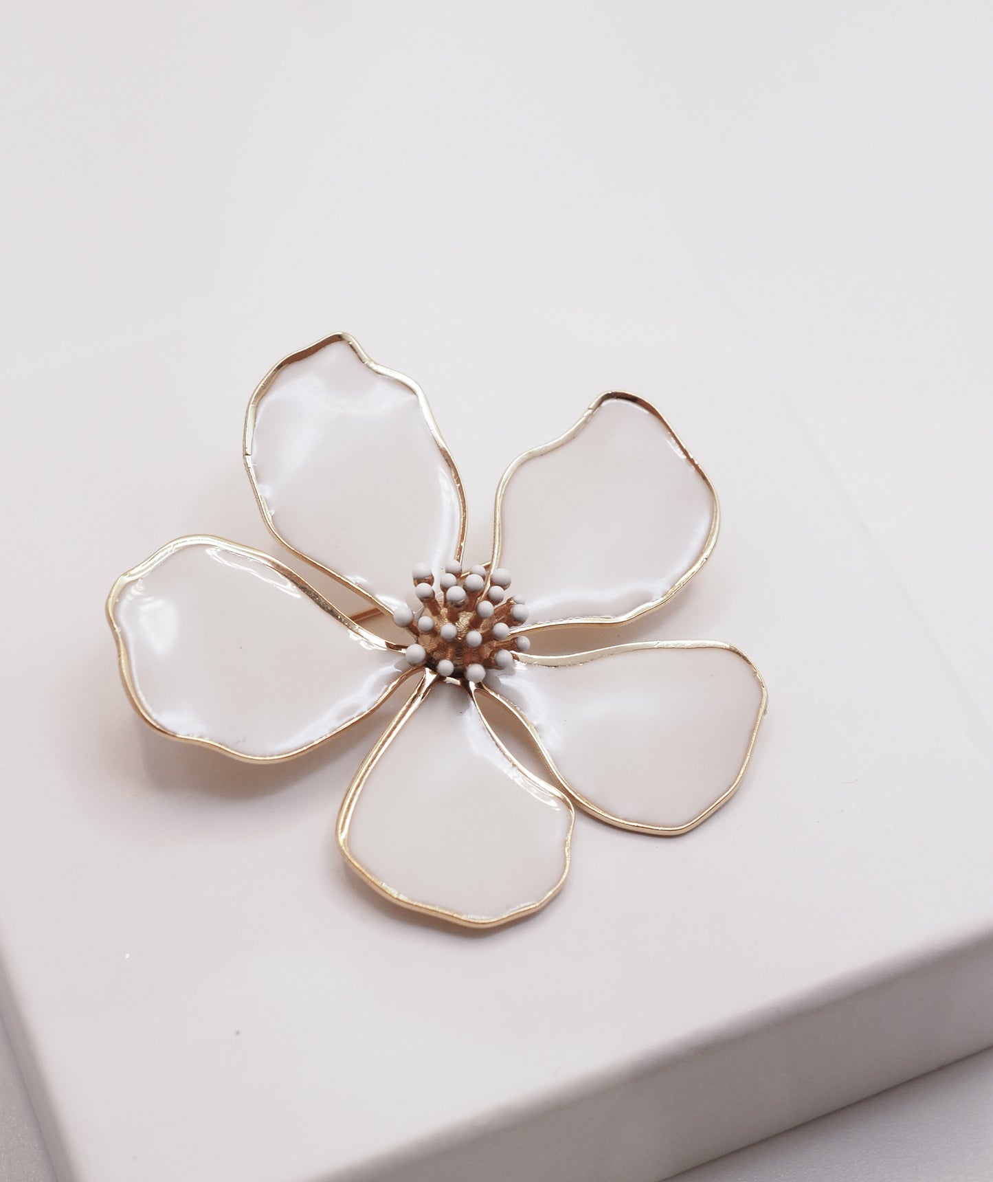 broche élégante en forme de fleur pour femme