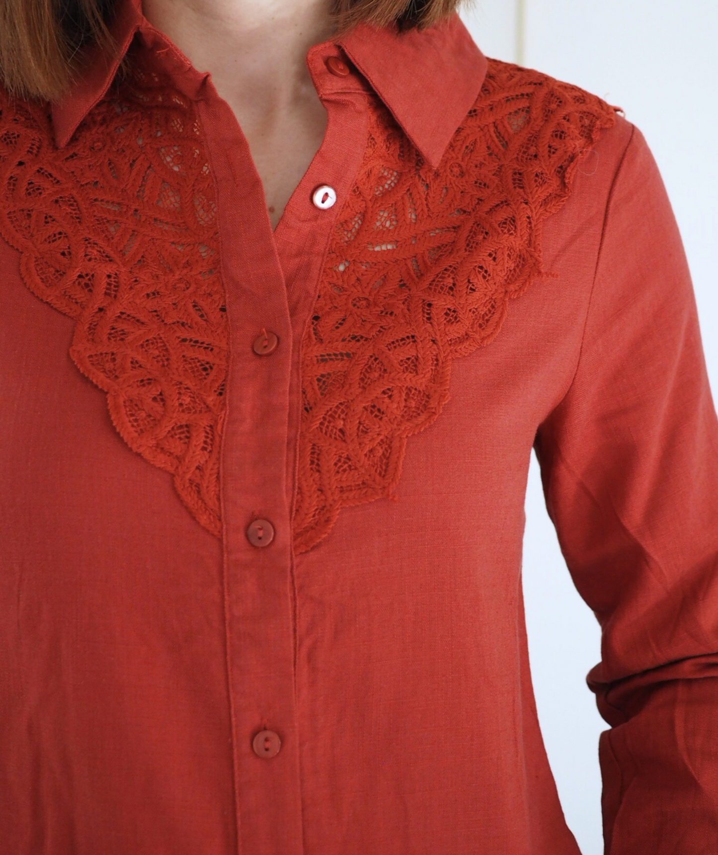 Estelle - Chemisier terracotta en dentelle