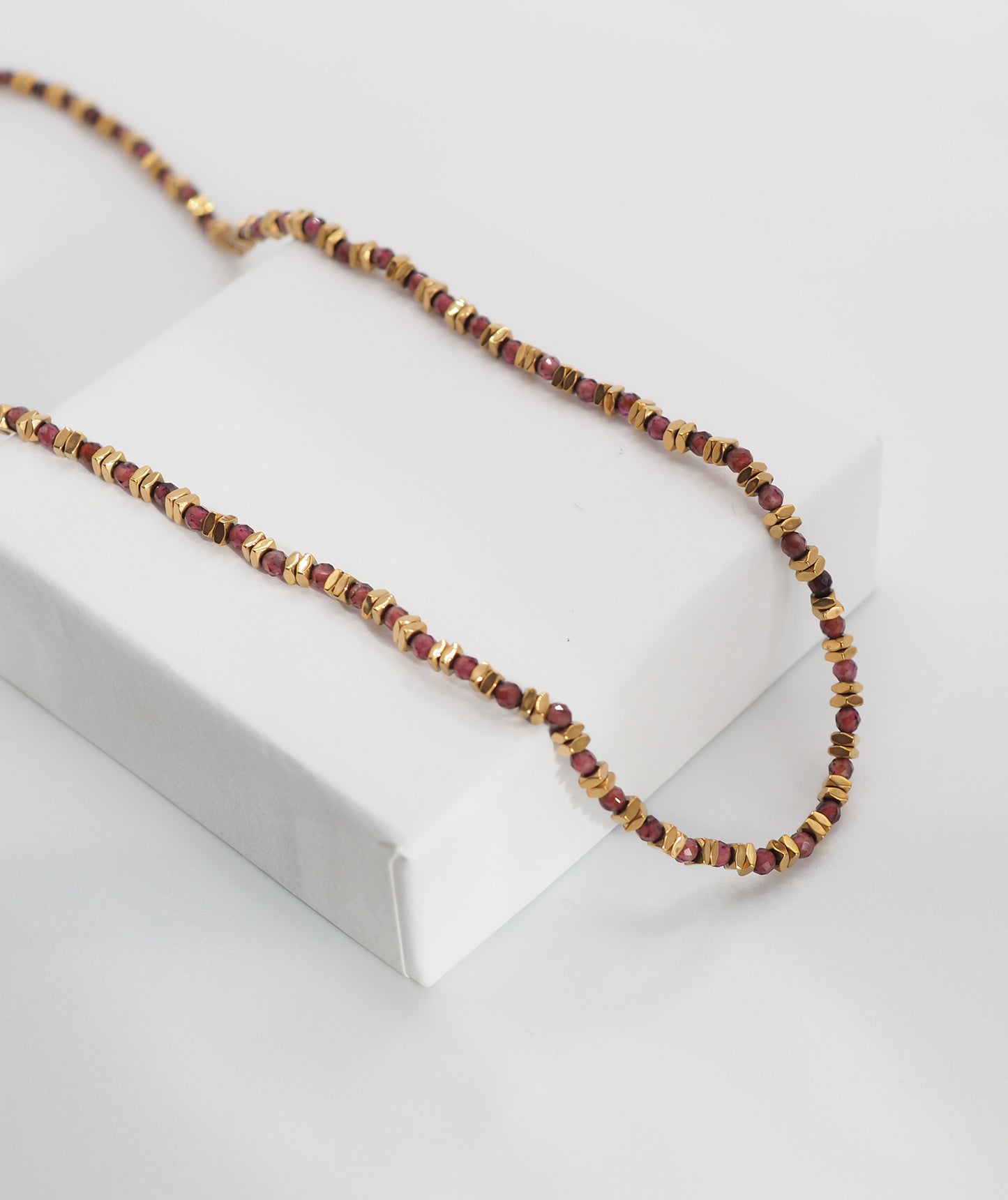 collier fin et pierres naturelles mauves