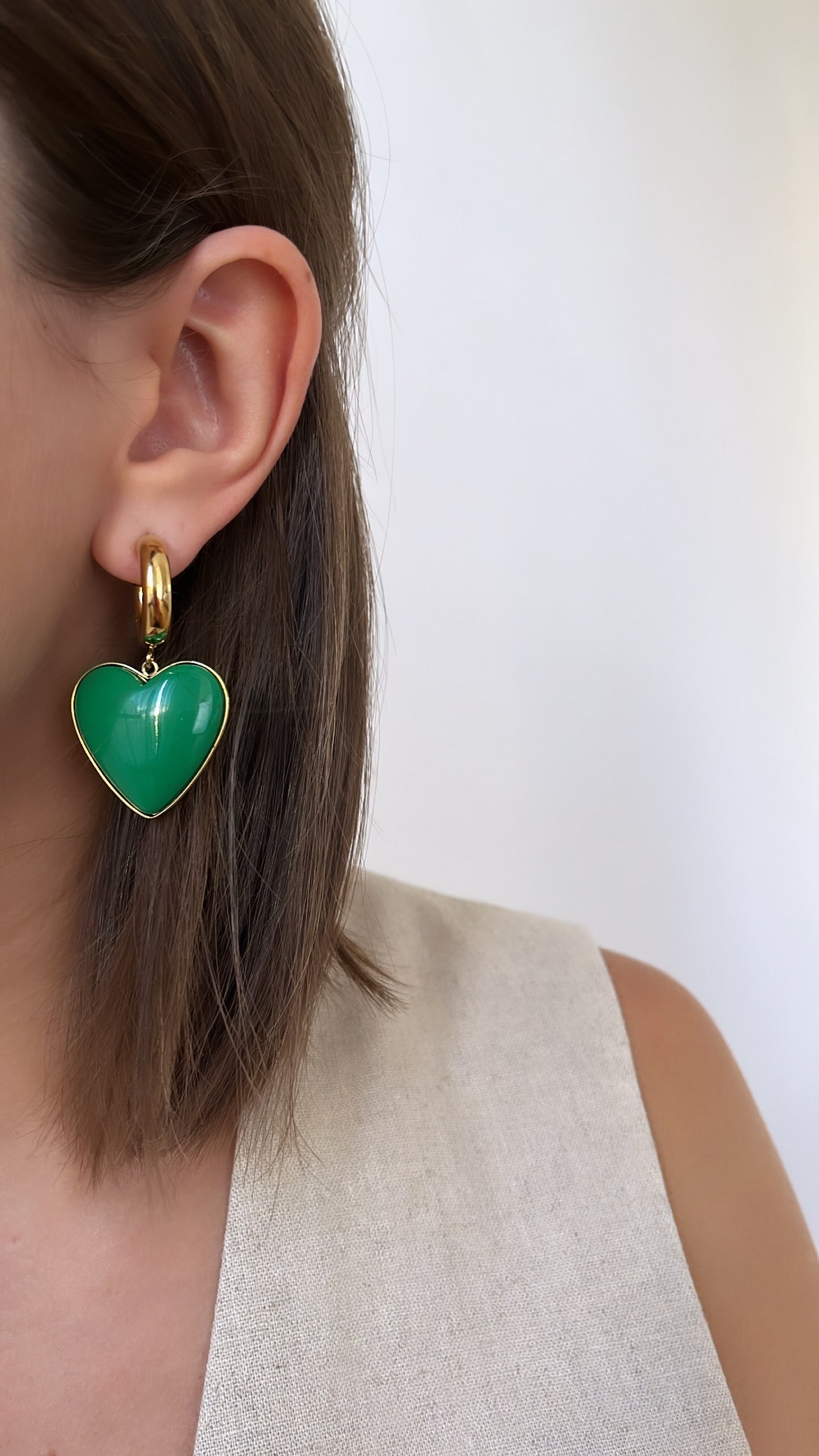 créoles épaisses dorées avec un coeur vert en résine