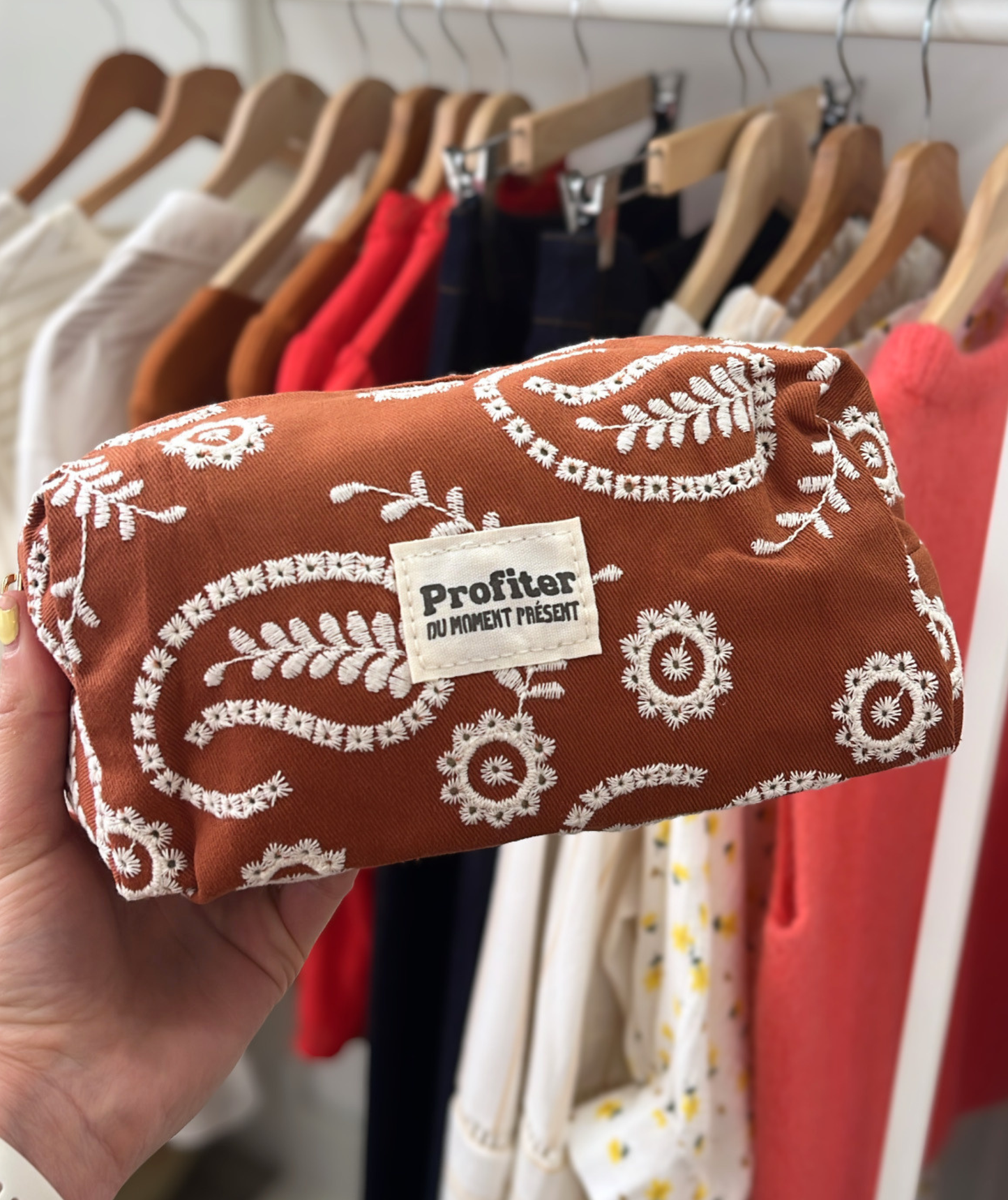 Trousse broderie camel