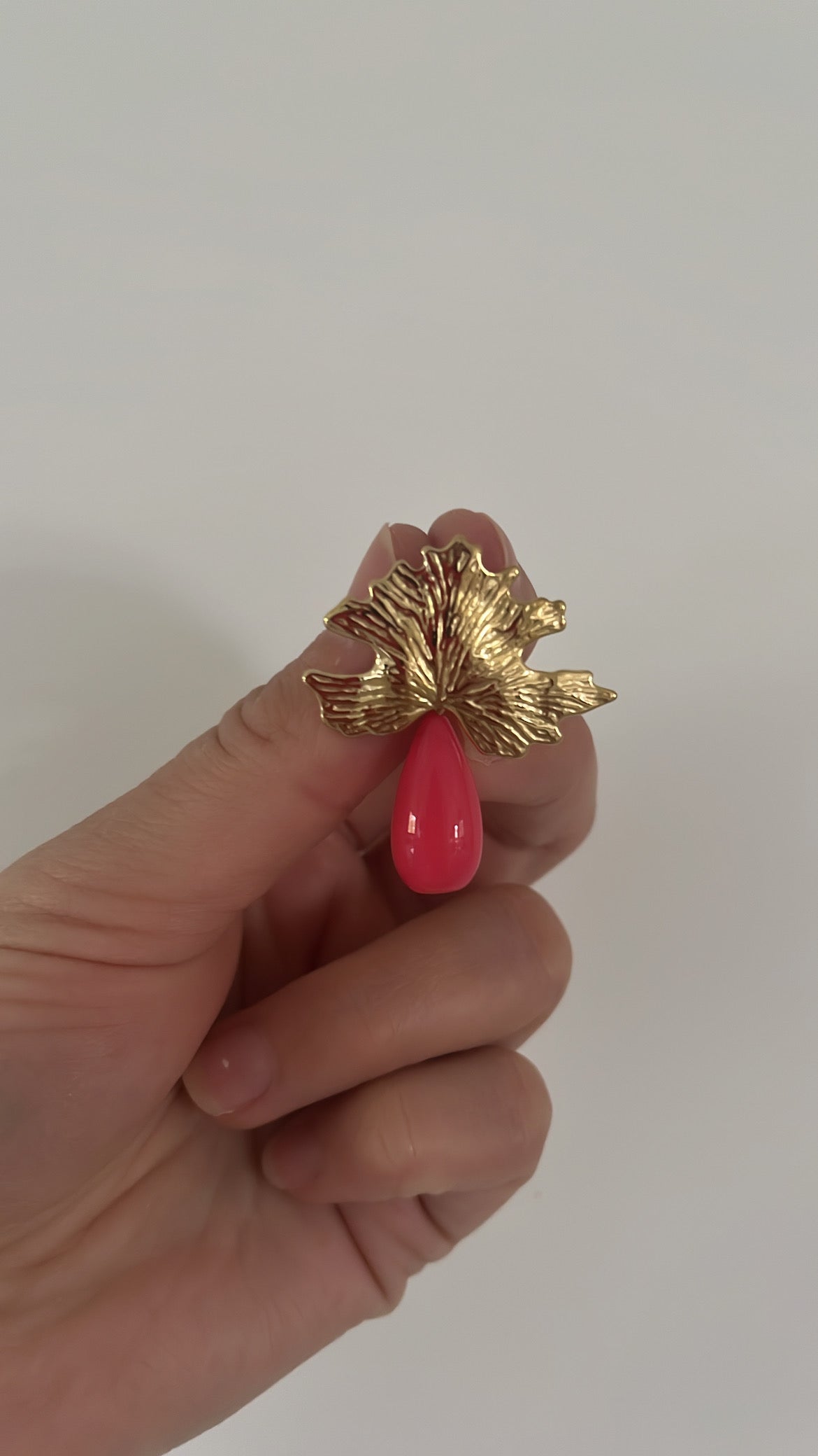 Alice - Boucles d’oreilles feuille dorée & goutte