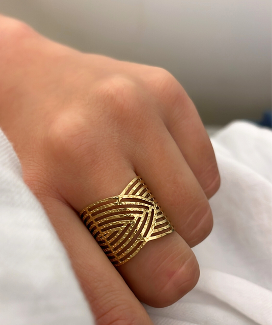 Eline - Bague large striée dorée