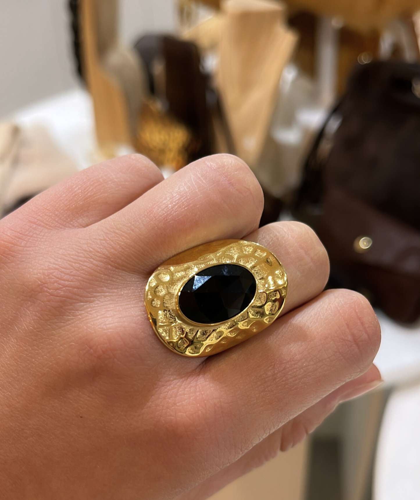 Emelina noire - Bague large dorée