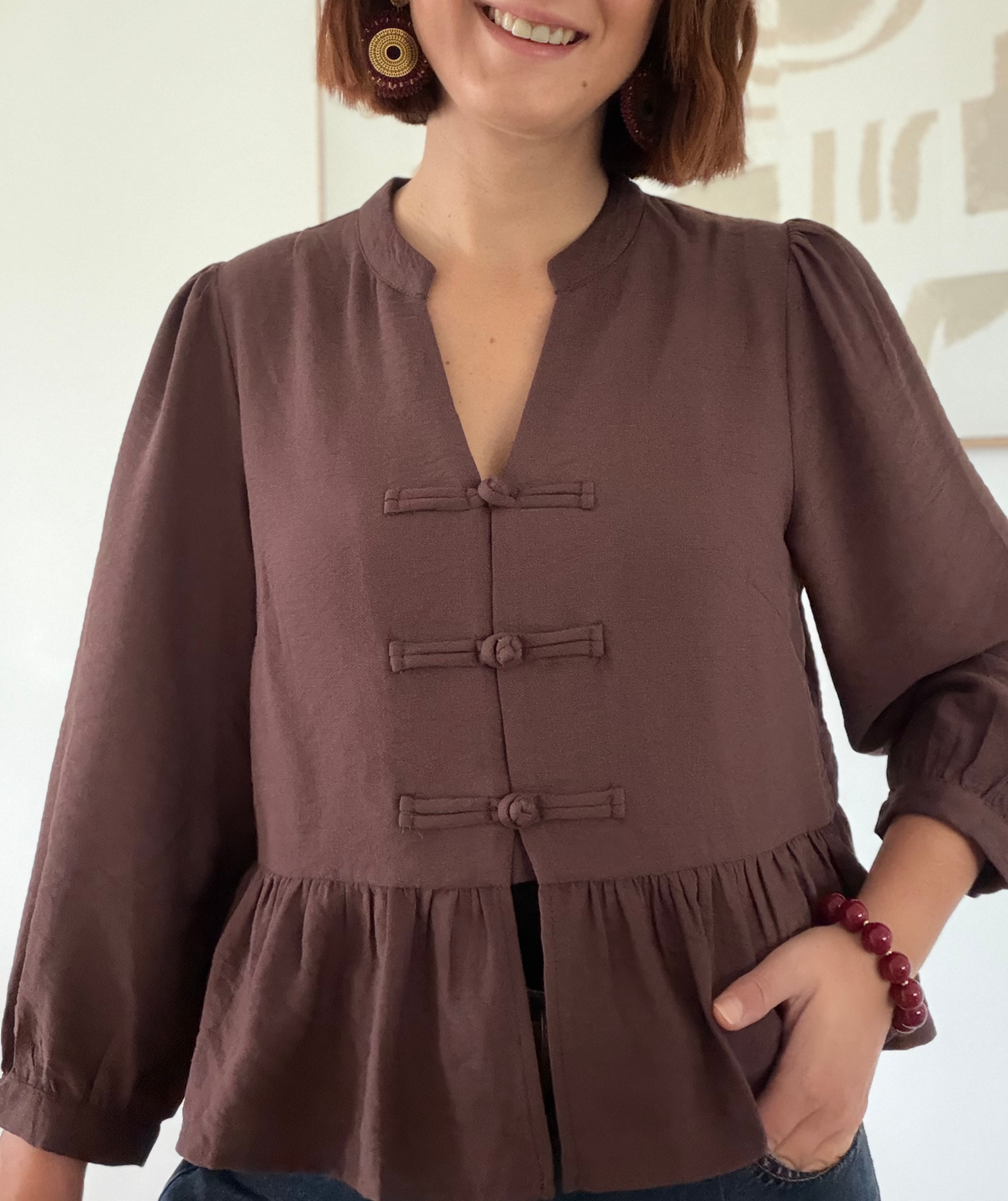 Délia - Blouse chocolat à bouton brandebourg