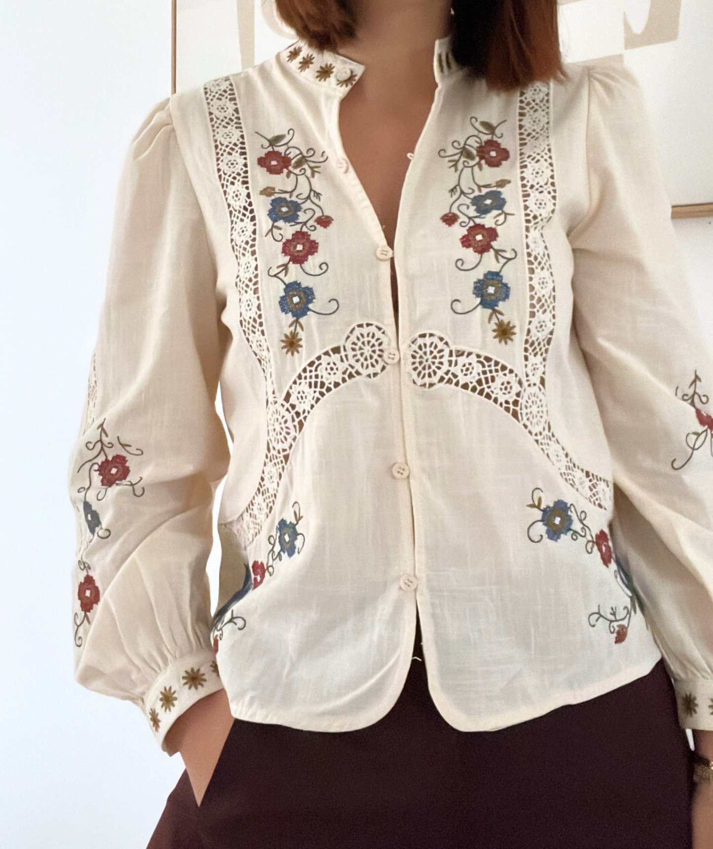 Tifanny - Blouse brodée crème avec dentelle ajourée