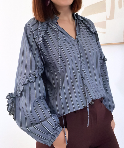 Marjorie - Blouse rayée bleue avec volants