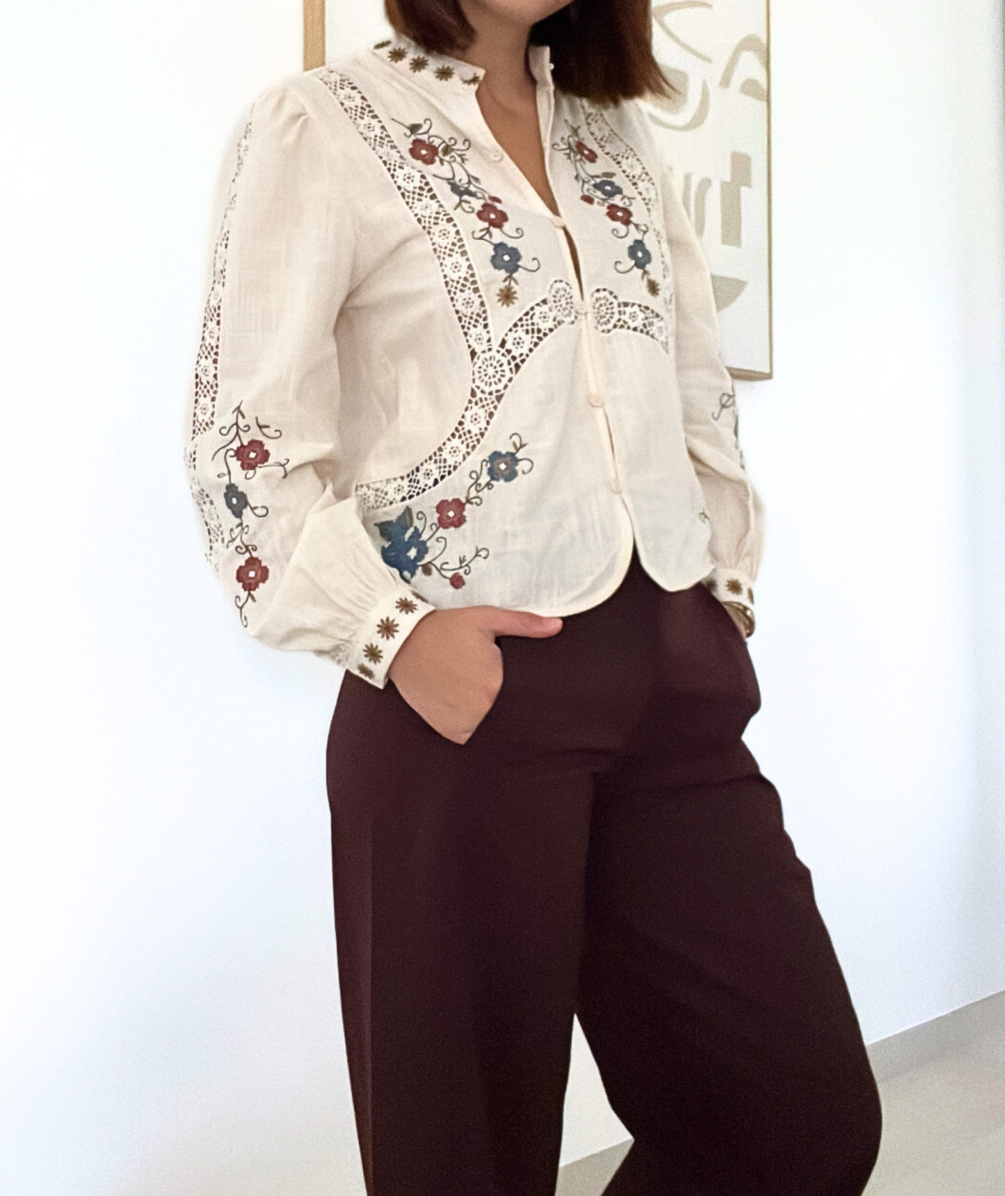 Tifanny - Blouse brodée crème avec dentelle ajourée