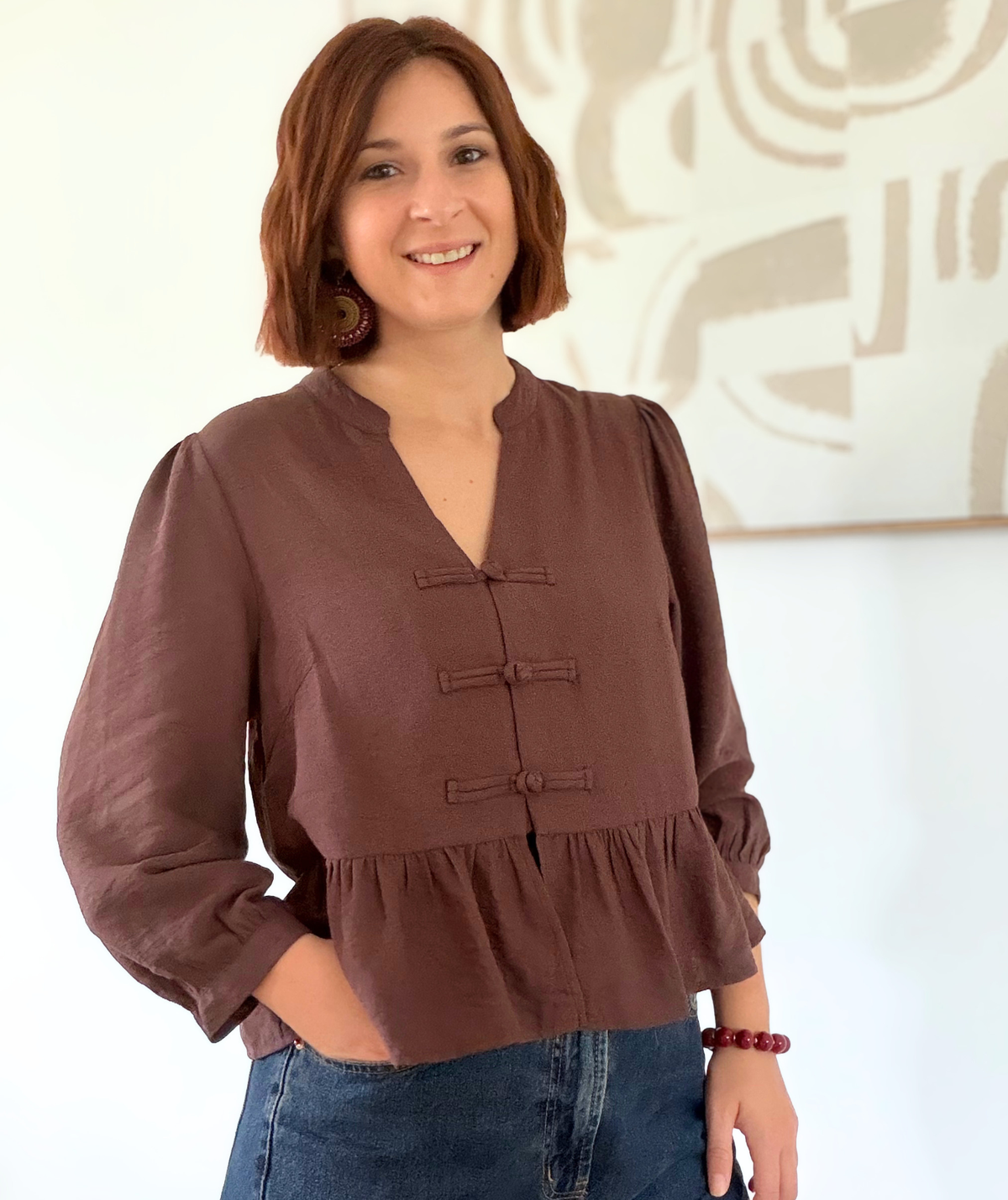 Délia - Blouse chocolat à bouton brandebourg