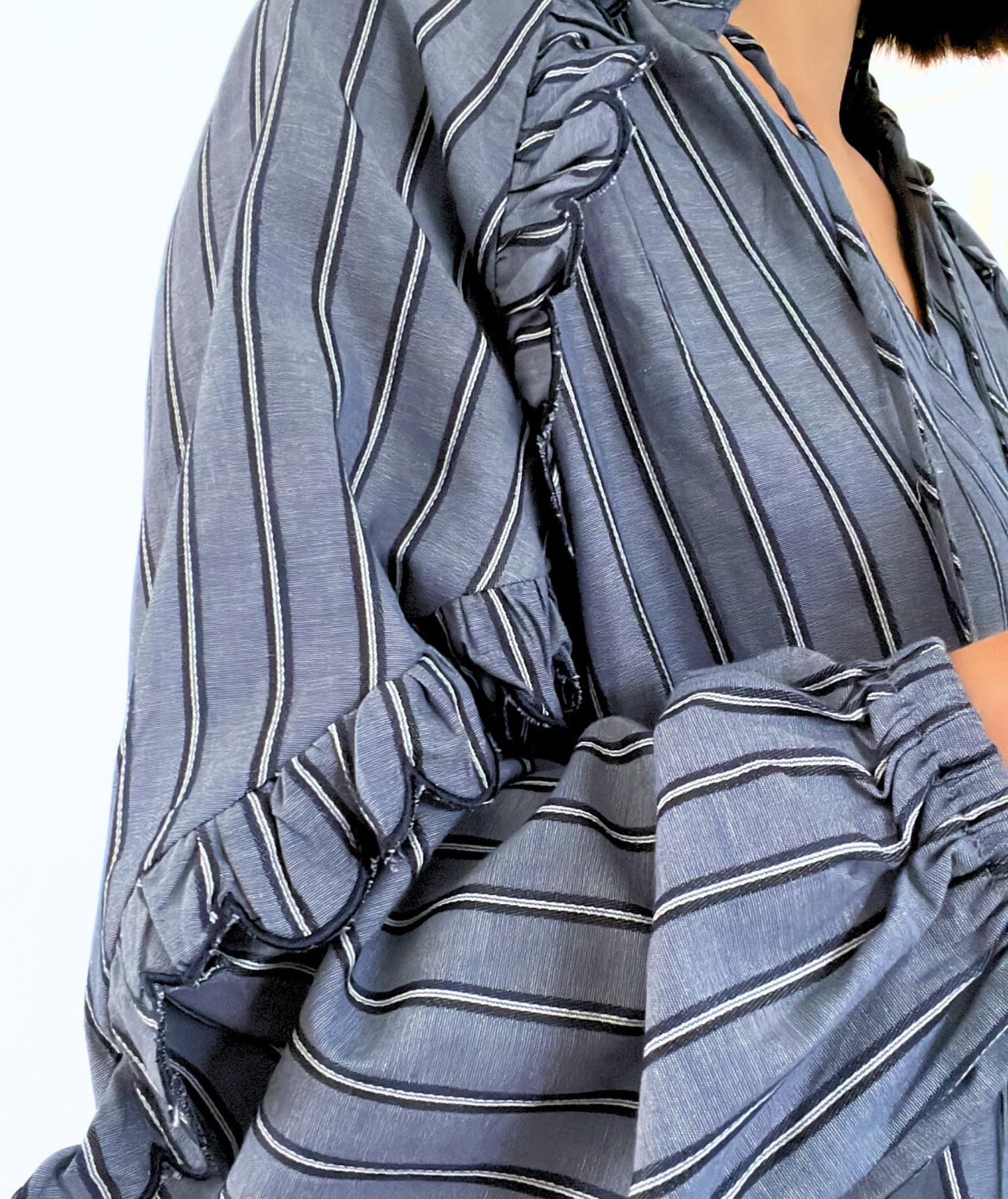 Marjorie - Blouse rayée bleue avec volants