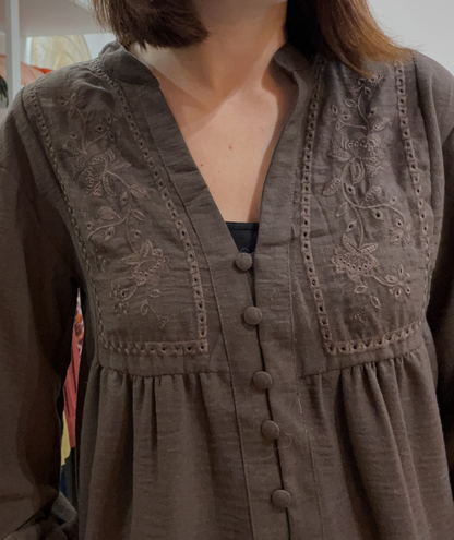 Carla - Blouse brodée chocolat