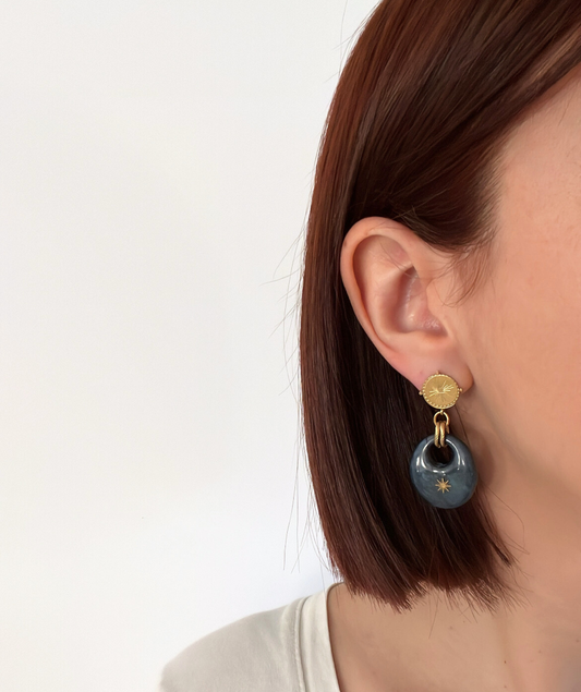 Eira - Boucles d’oreilles pendantes en résine bleue et doré