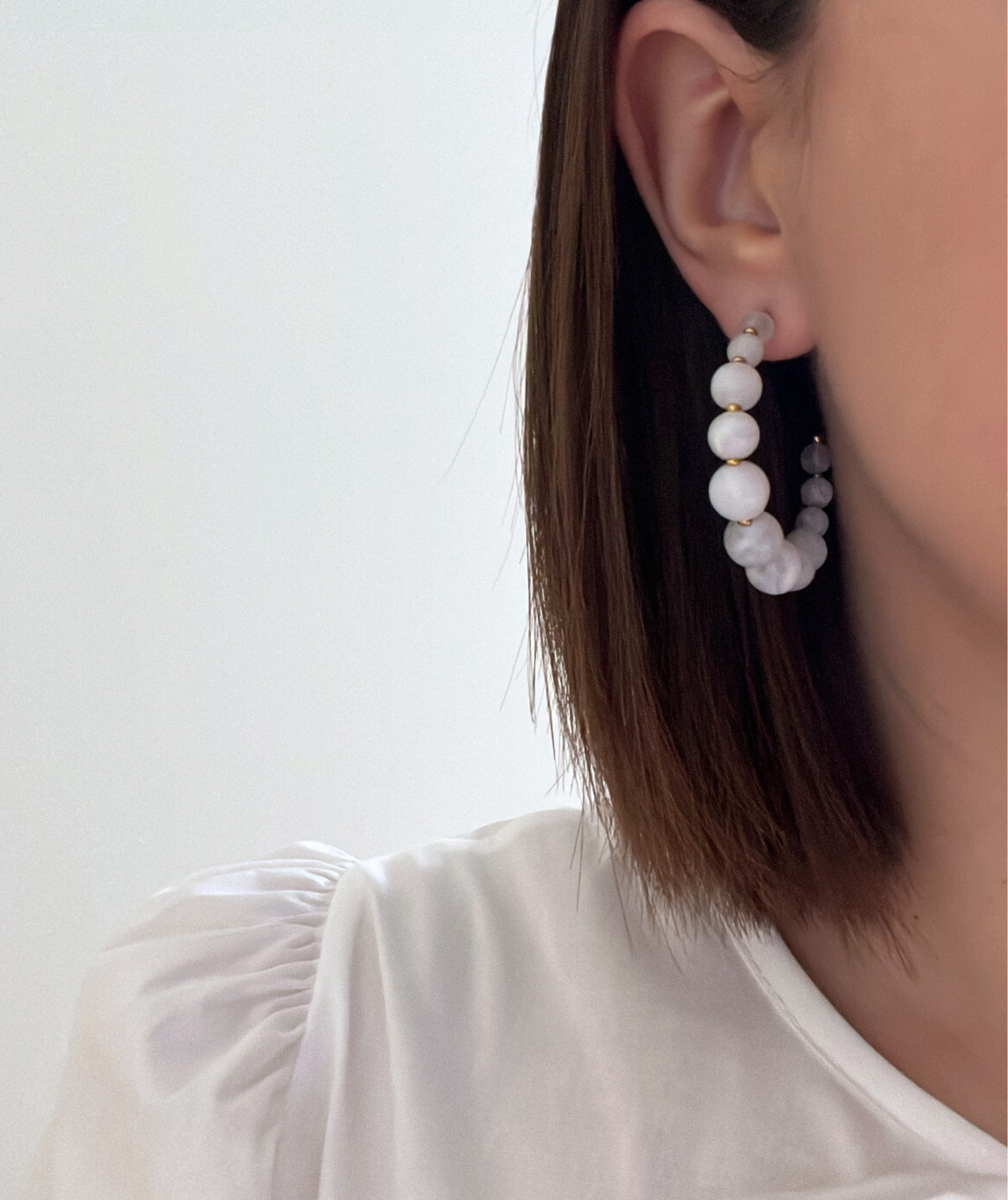 Carole blanches : Boucles d'oreilles créoles perles