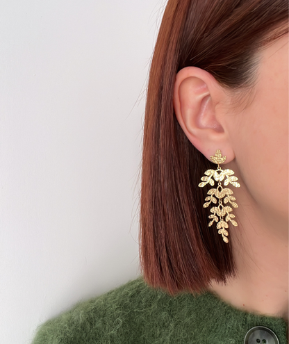 Ulina - Boucles d’oreilles feuillages dorés martelés