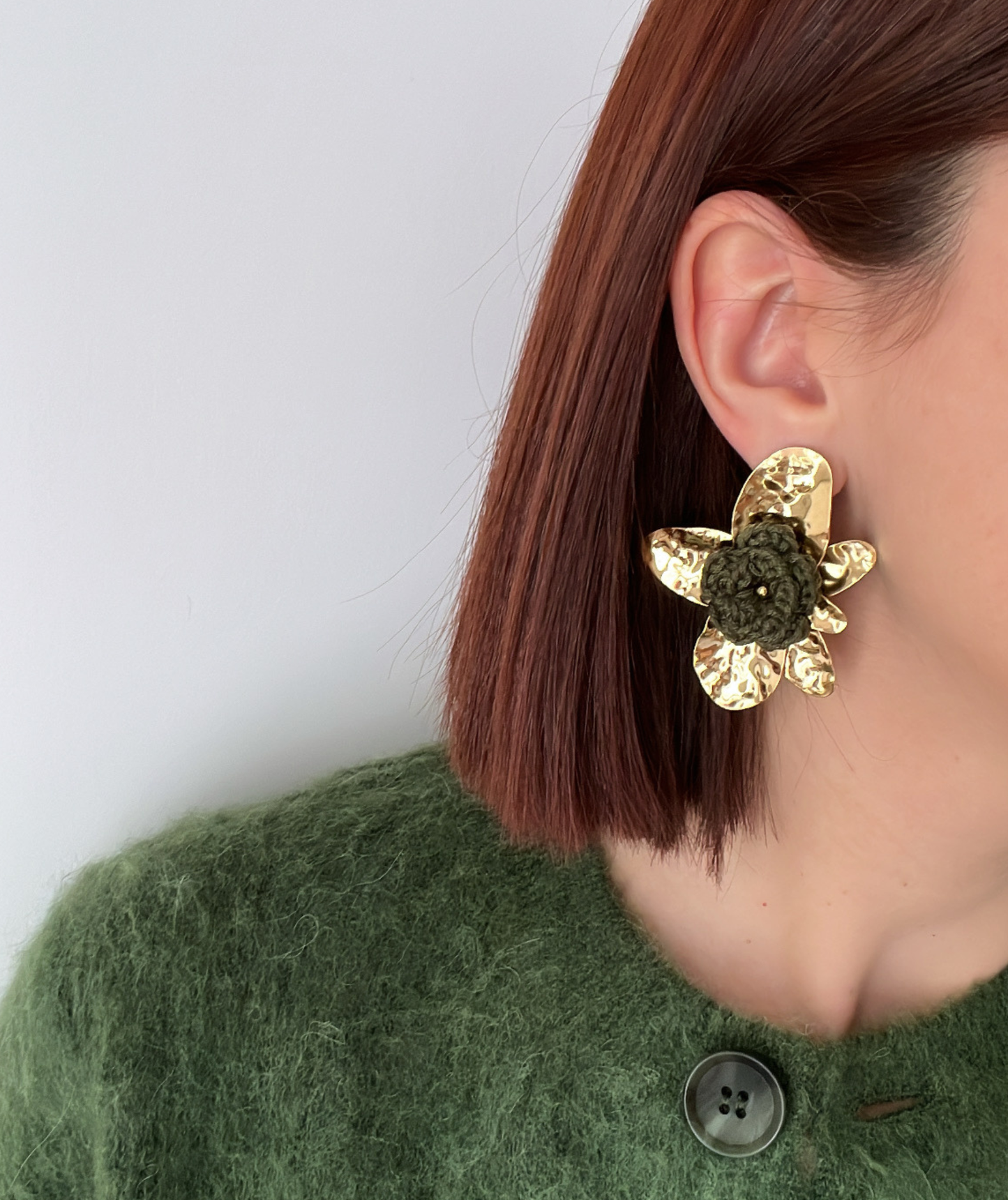 Cerelia - Boucles d’oreilles grande fleur dorée & cœur vert kaki