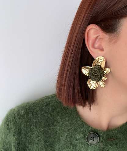 Cerelia - Boucles d’oreilles grande fleur dorée & cœur vert kaki
