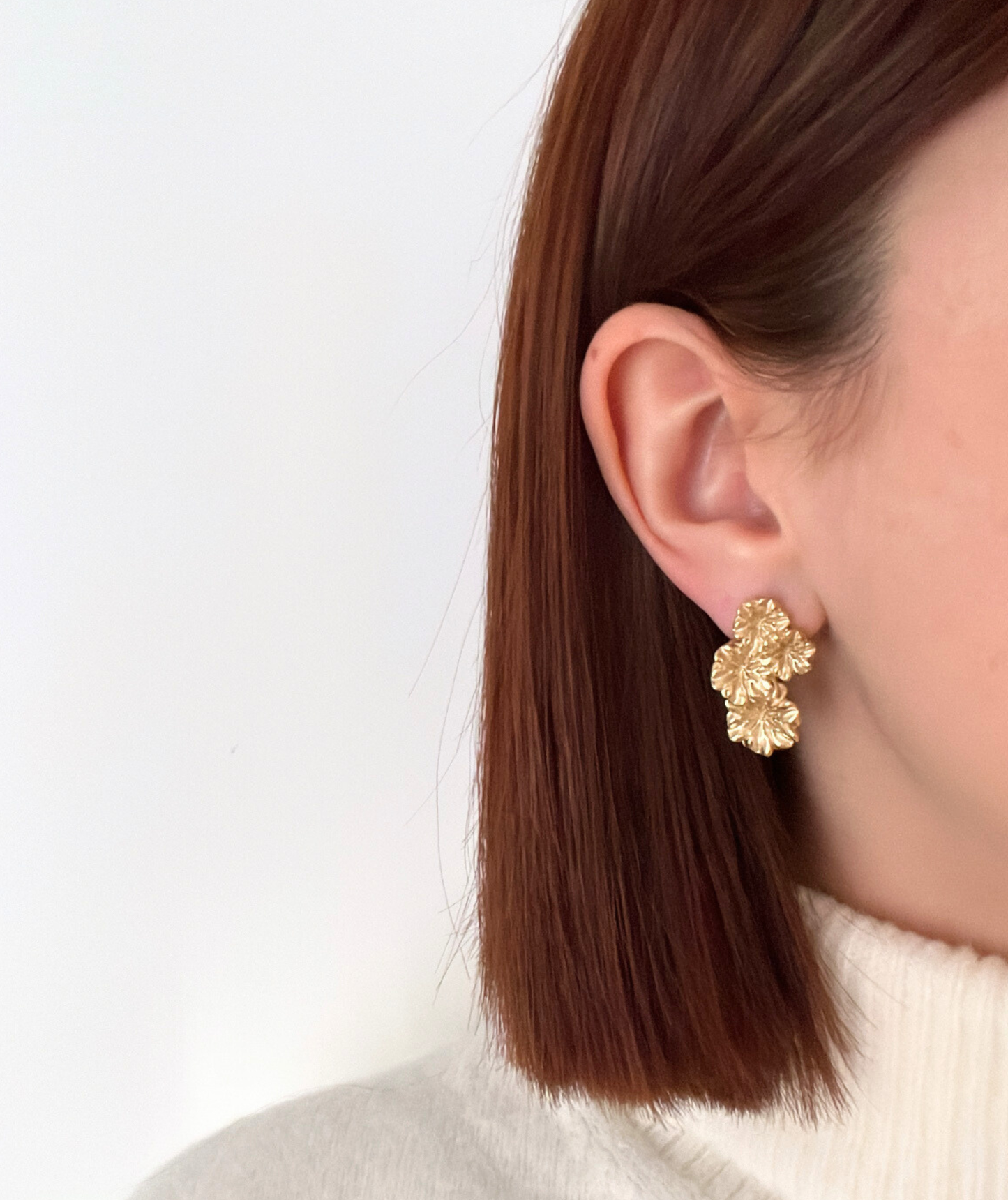 Althéa - Boucles d’oreilles dorées en forme de fleurs texturées