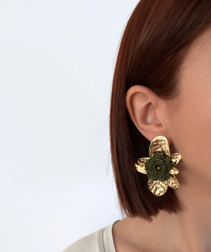 Cerelia - Boucles d’oreilles grande fleur dorée & cœur vert kaki