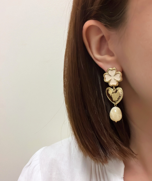 Fenella - Boucles d’oreilles trèfles dorés et perles crème