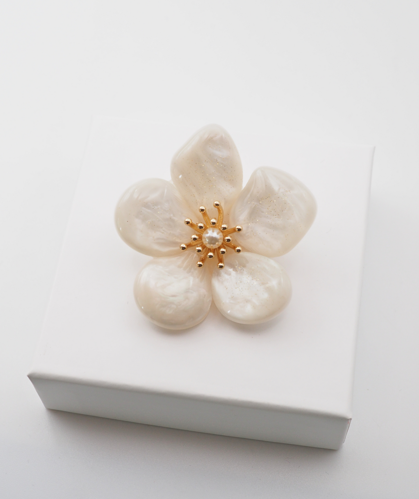 Broche fleur blanche