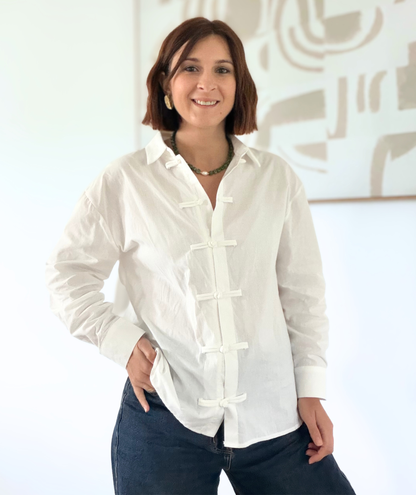 Olyvia - Chemise blanche à boutons brandebourg