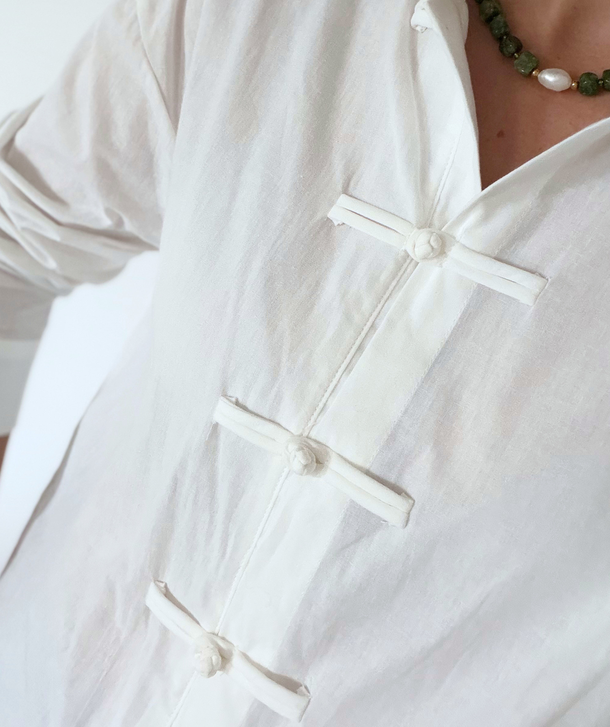 Olyvia - Chemise blanche à boutons brandebourg