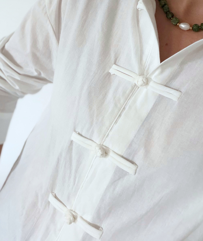 Olyvia - Chemise blanche à boutons brandebourg