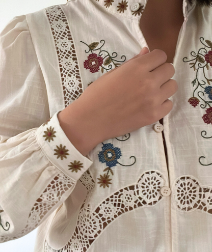 Tifanny - Blouse brodée crème avec dentelle ajourée