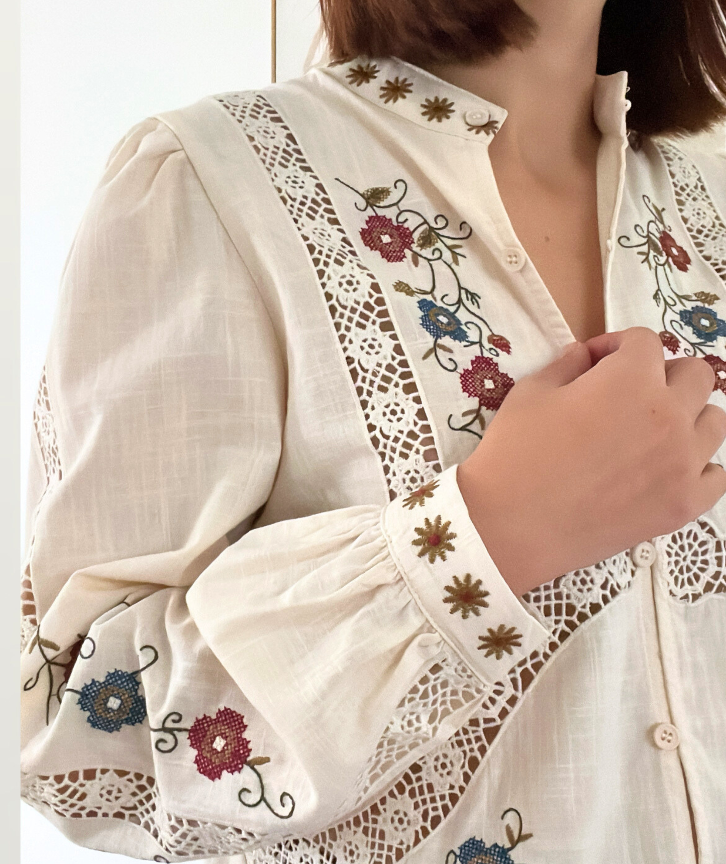 Tifanny - Blouse brodée crème avec dentelle ajourée