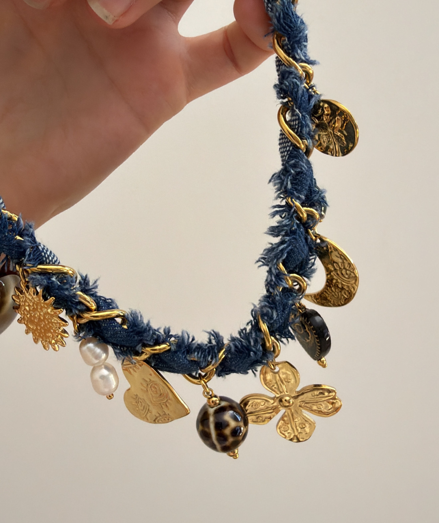 Billie – Collier denim bleu à breloques dorées
