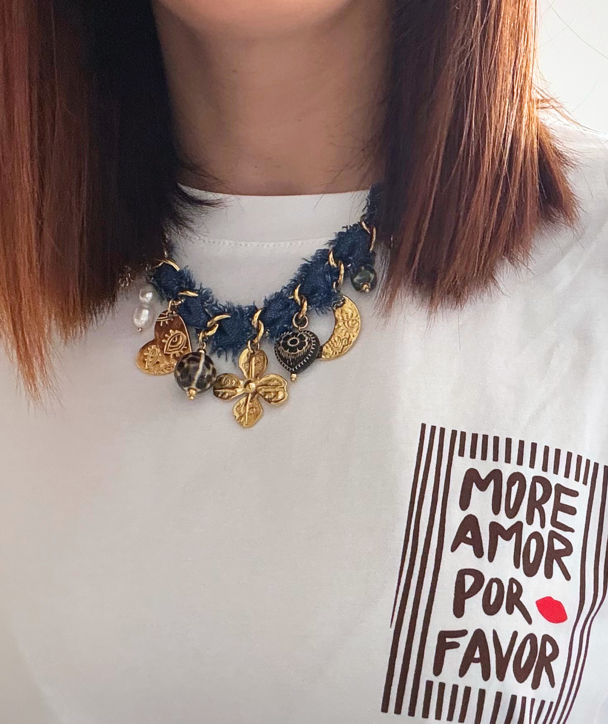 Billie – Collier denim bleu à breloques dorées