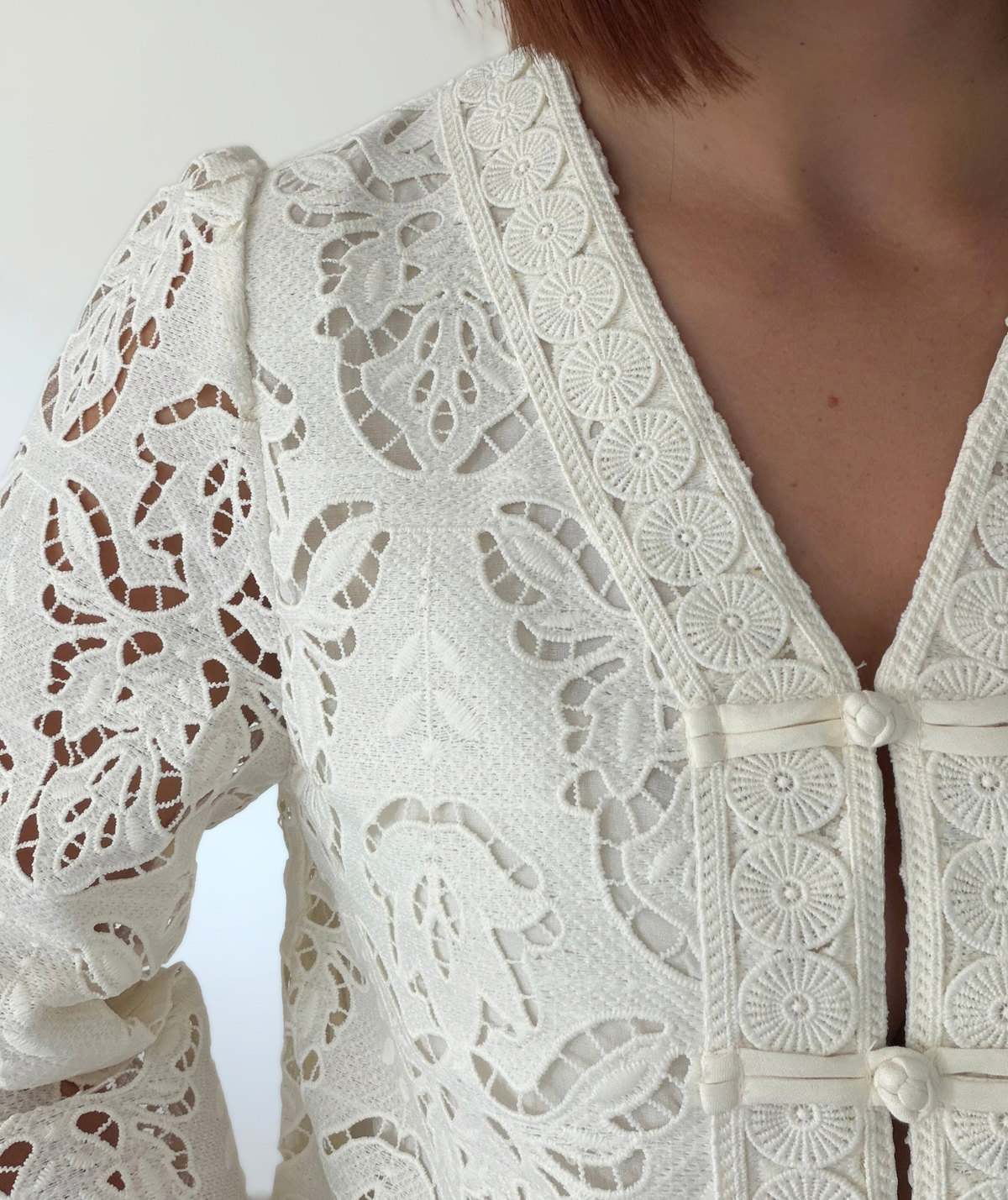 Isaline - Blouse ivoire aux motifs ajourés
