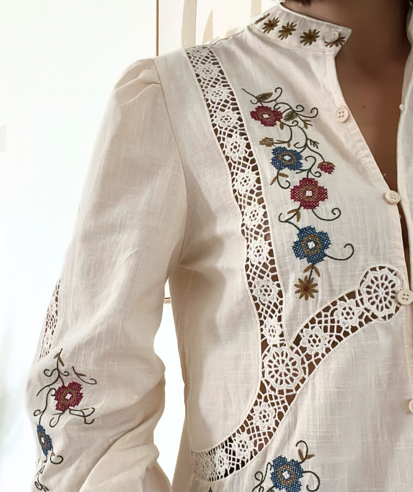 Tifanny - Blouse brodée crème avec dentelle ajourée