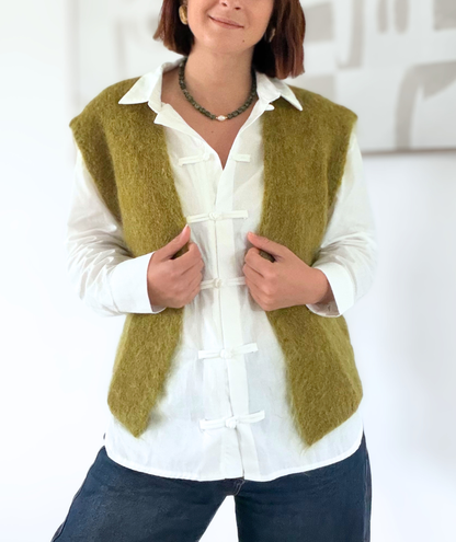 Olyvia - Chemise blanche à boutons brandebourg