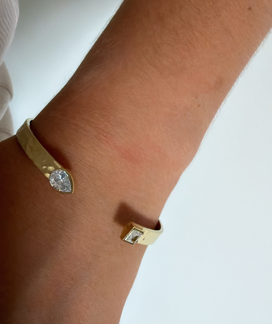 Céleste – Bracelet doré ouvert à cristaux blancs