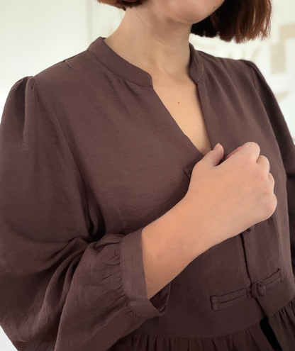 Délia - Blouse chocolat à bouton brandebourg