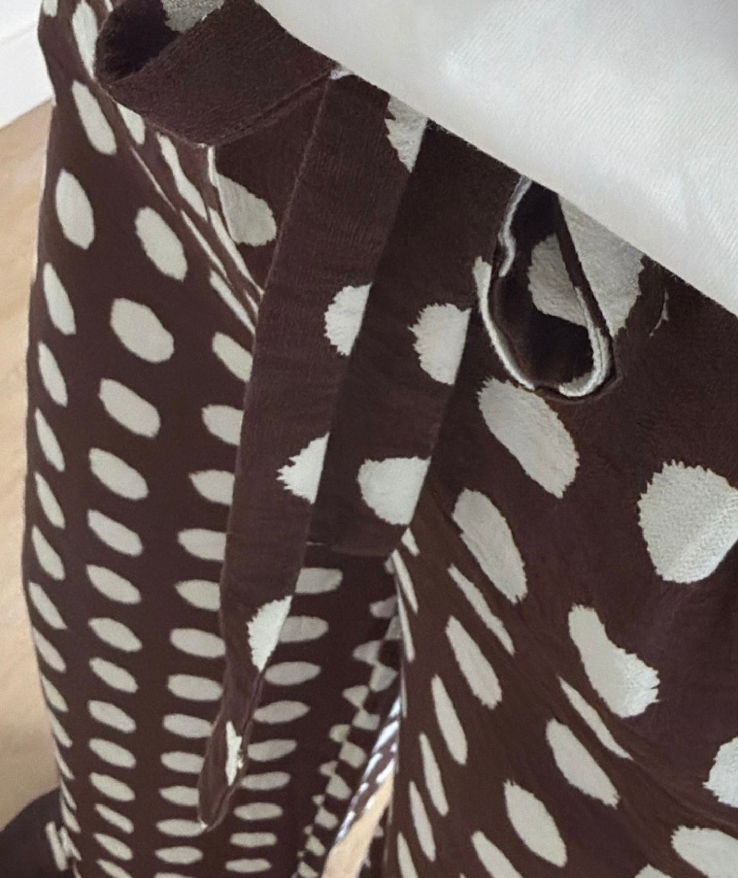 Romy - Pantalon large fluide marron à pois