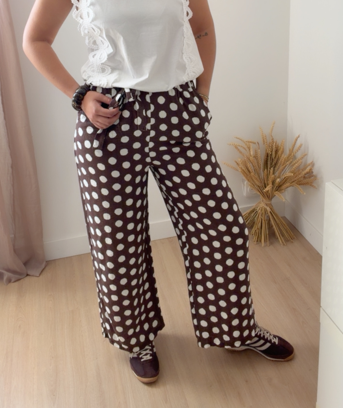 Romy - Pantalon large fluide marron à pois
